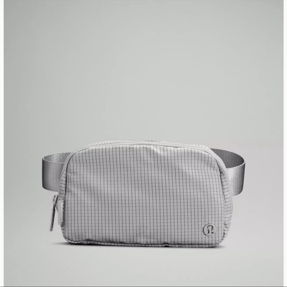 Lululemon Everywhere Belt Bag in Seal Grey/Graphite Grey